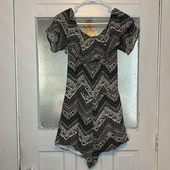 See You Next Monday Women’s Blue and White Bohemian Ruffled Short Romper Size L - Picture 6 of 6